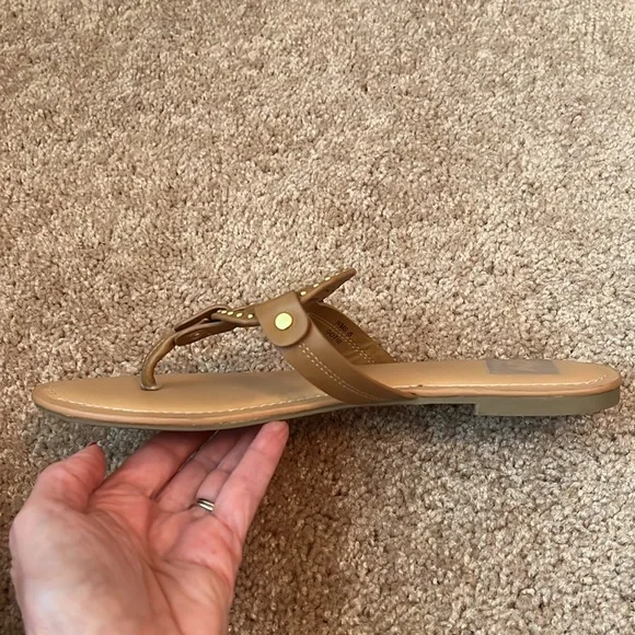 DV by Dolce Vita Gotie Medallion Thongs - Picture 3 of 8